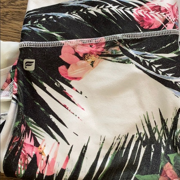 🛍STEAL OF A DEAL! 3 FABLETICS LEGGINGS PACK!🛍 - Picture 4 of 4